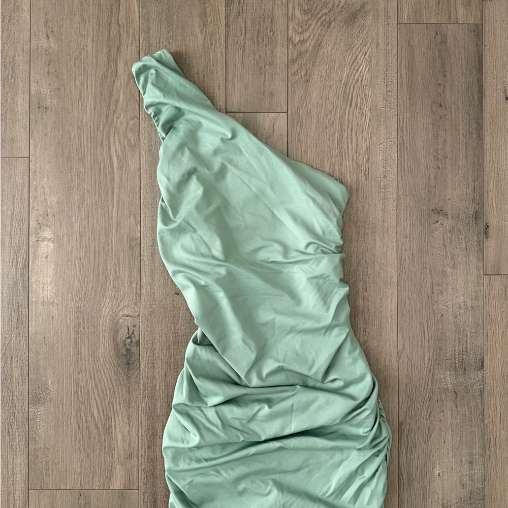 Beautiful Green One-Shoulder Ruched Dress NWT - Picture 3 of 9